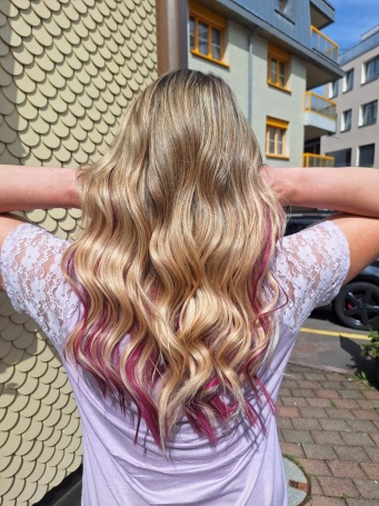 ... zu wunderschnen Locken mit Farbstrhnen.